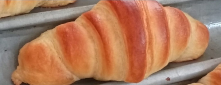Croissants pur beurre 600 FCFA sur plaque — INSTINCT DIVIN Cotonou