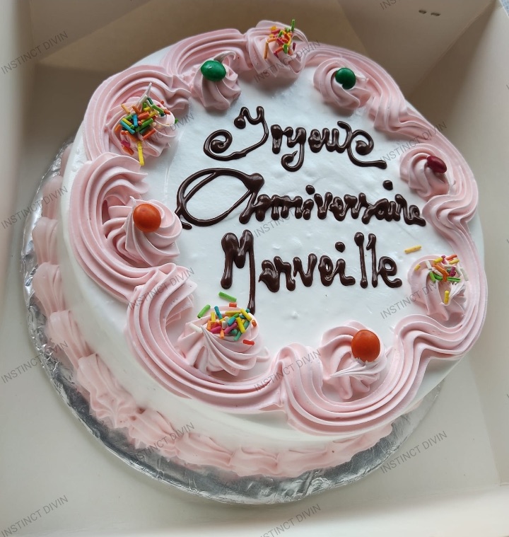 Gâteau d'anniversaire 10 000 FCFA décor rose — INSTINCT DIVIN Cotonou