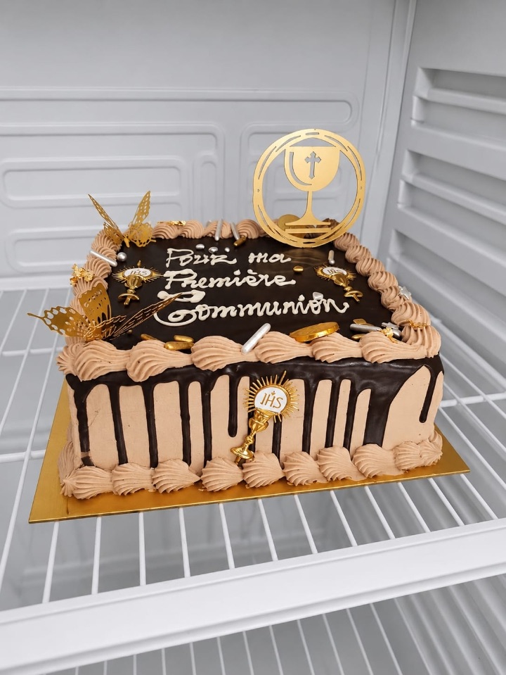 Gâteau de première communion 20 000 FCFA décor doré — INSTINCT DIVIN Cotonou