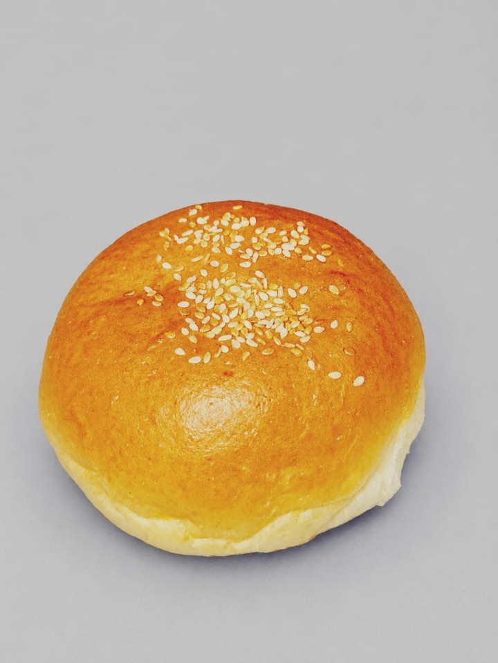 Pain burger artisanal 300 FCFA aux graines de sésame — INSTINCT DIVIN Cotonou